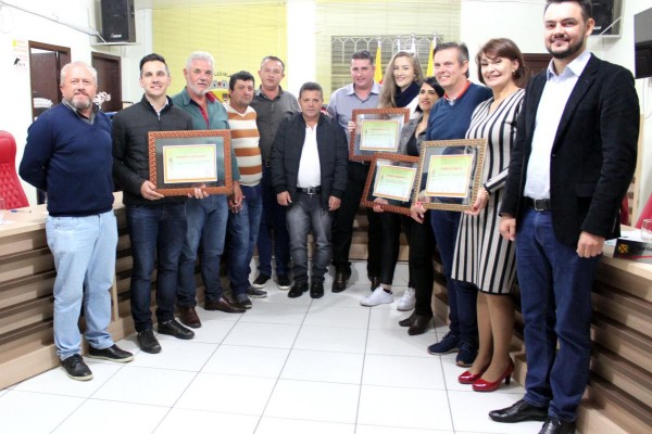 CÂMARA HOMENAGEIA PERSONALIDADES EM SESSÃO SOLENE 