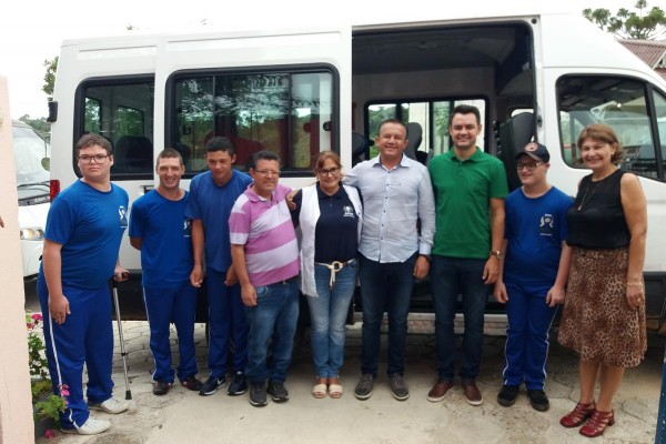 Câmara e Prefeitura adquirem Van para APAE de Quitandinha