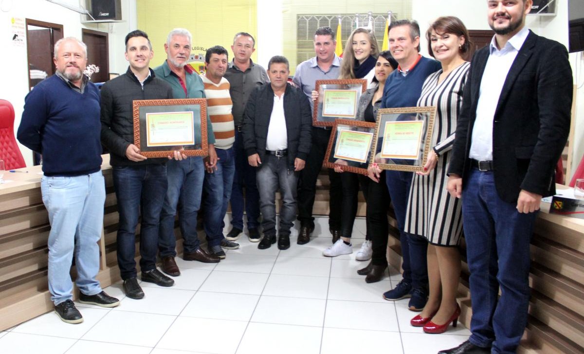 CÂMARA HOMENAGEIA PERSONALIDADES EM SESSÃO SOLENE 