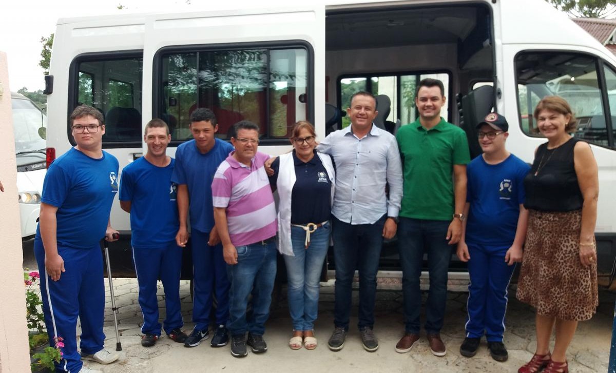 Câmara e Prefeitura adquirem Van para APAE de Quitandinha