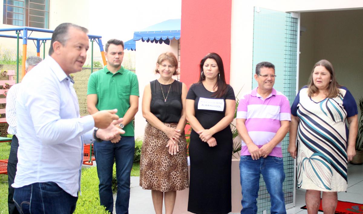 Câmara e Prefeitura adquirem Van para APAE de Quitandinha