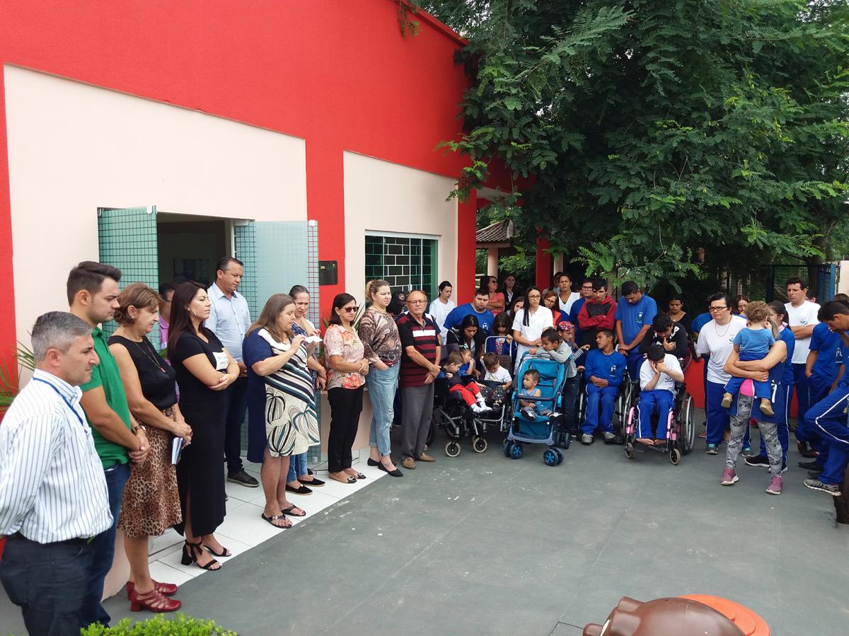 Câmara e Prefeitura adquirem Van para APAE de Quitandinha