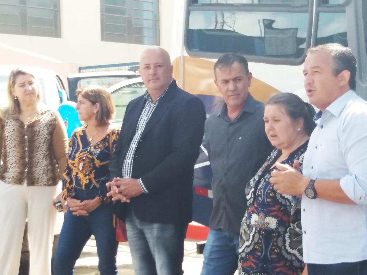 Presidente do Legislativo participa  da entrega de veículos para a APAE